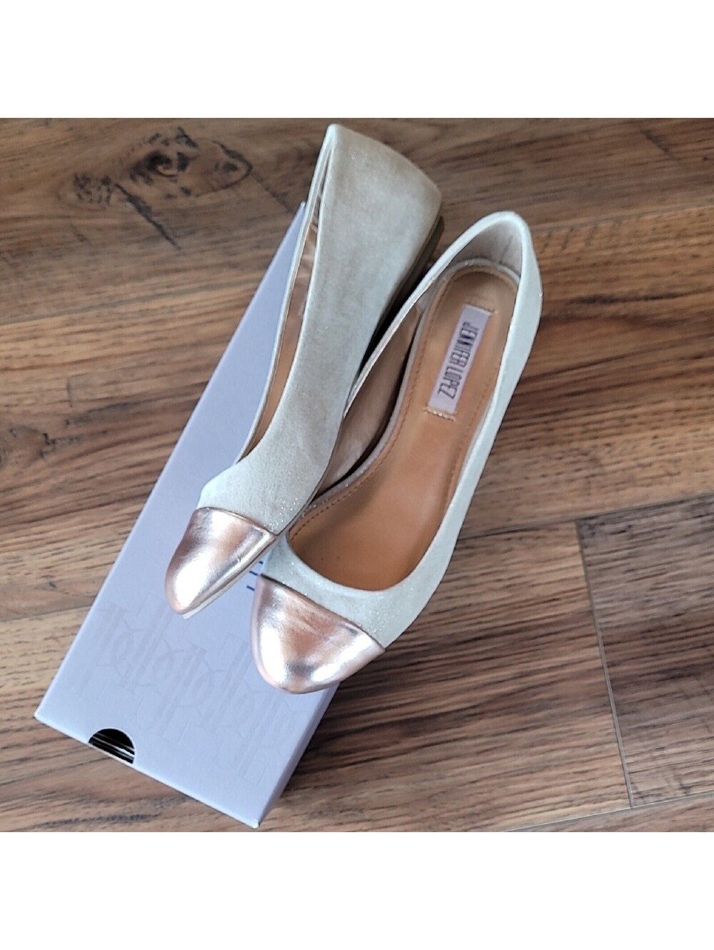 Jennifer Lopez Women's Beige and Gold Flats – Stylish Comfort for Any Occasion - Picture 2 of 9